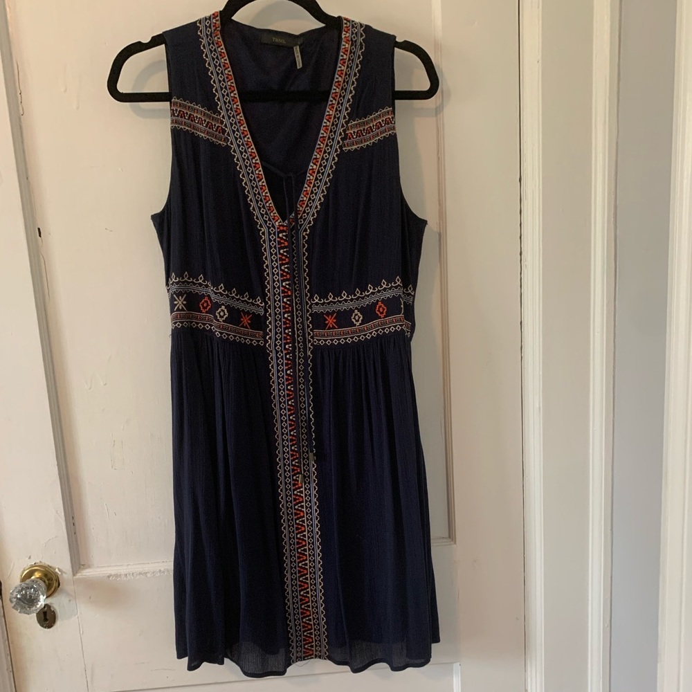 THML navy v neck tunic dress with coral and tan embroidery. Size large.